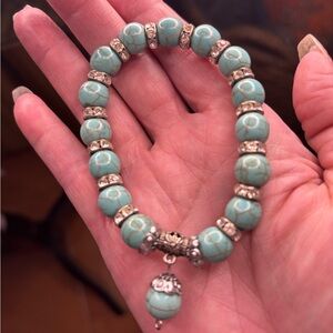 Bracelet Turquoise Beaded for women. Beautiful color. Excellent condition